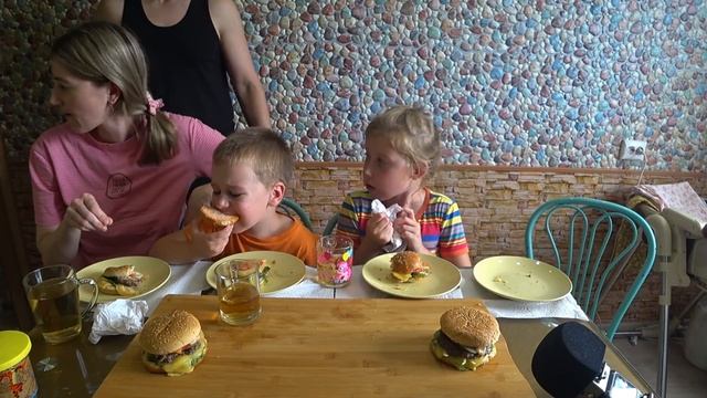 СЕМЕЙНЫЙ МУКБАНГ ДОМАШНИЙ БУРГЕР | FAMILY MUKBANG HOMEMADE BURGER #mukbang #burger #мукбанг #бургер смотреть онлайн