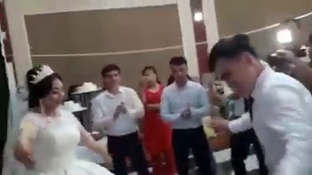 Келин киев уз туйида росса даврани киздирди Исфана туй смотреть онлайн