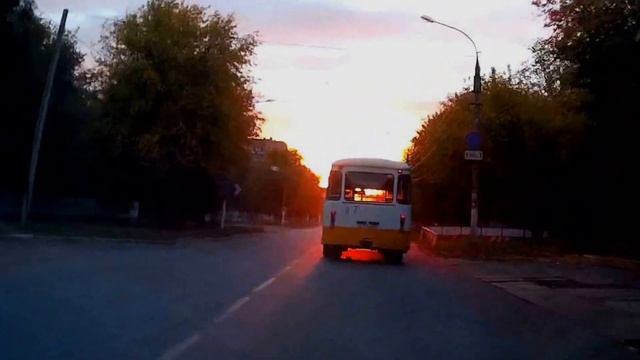 Автобус, подсвеченный солнцем смотреть онлайн