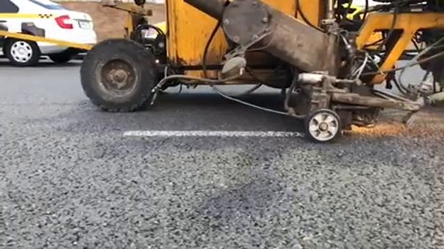 Нанесение дорожной разметки термоплатсиком с применением стеклошариков в замедленной съемке