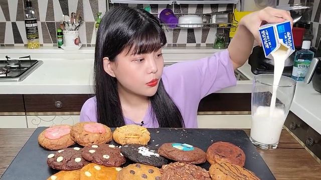 쿠키?먹고 라면까지?!?과연 얼마나 먹었을까?! 쿡희네집 쿠키+라면먹방 смотреть онлайн