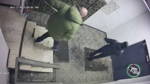 Быдло выплыло в подъезд