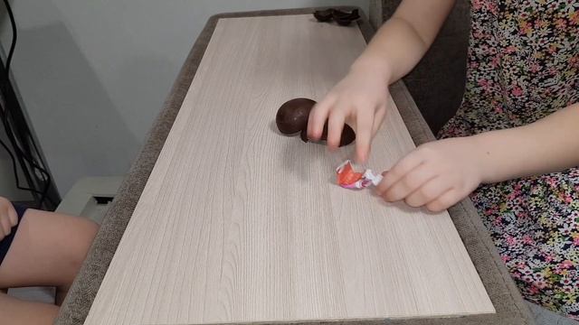 Забавный сюрприз Шоколадное яйцо Игрушка Белый котик смотреть онлайн