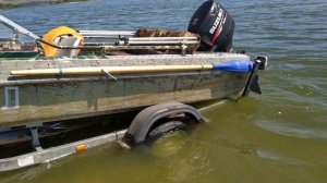 ЛЕГКИЙ СБРОС лодки на мелководье с обычного прицепа. Без  усилий и применения роликов или самосвала