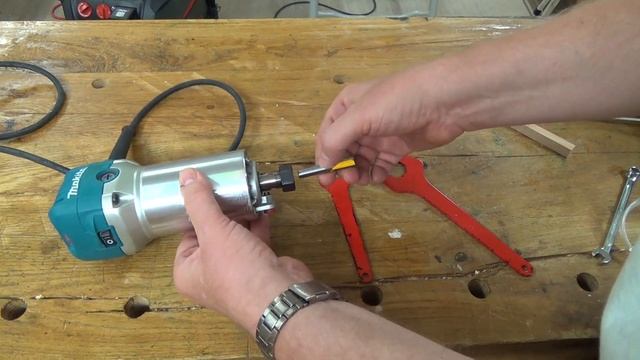 Fräser wechseln ganz einfach - Makita RT0700 смотреть онлайн