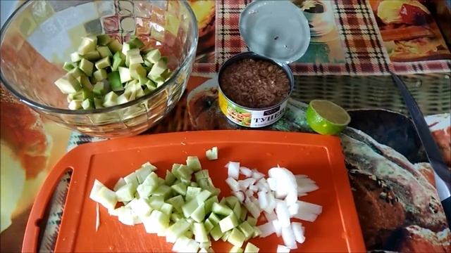 ЛЕГКИЙ САЛАТ С АВОКАДО ОГУРЦОМ И ТУНЦОМ /Salad with avocado and tuna смотреть онлайн