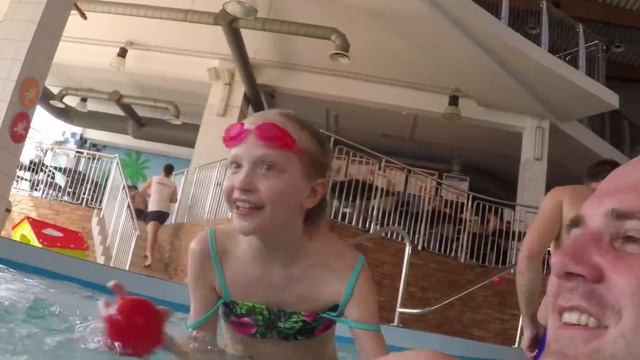 Веселье с друзьями в аквапарке Питерленд смотреть онлайн