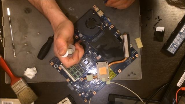 emachines e725/How to dismantle/How to clean it смотреть онлайн