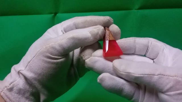 Кулон из дерева (дибету/биболо) и эпоксидной смолы