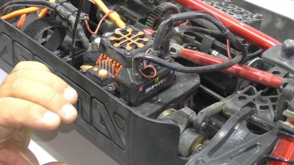 Review Arrma Kraton 8s 1/5th Truggy [German]