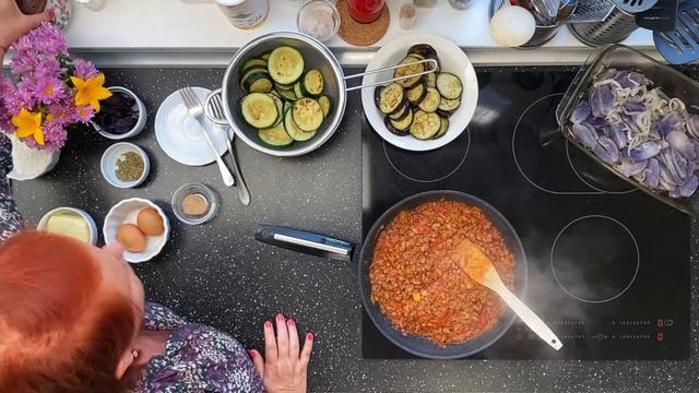 ГРЕЧЕСКАЯ ЗАПЕКАНКА МУСАКА!!! Баклажаны, кабачки, картофель, мясной фарш, соус бешамель! смотреть онлайн