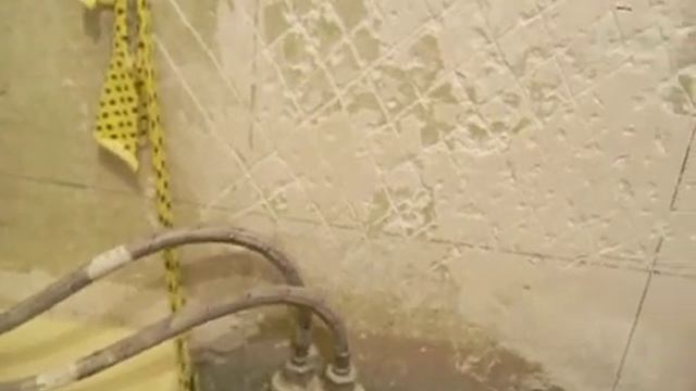 В ванной ремонт? А мы купаемся... Repair in the shower. смотреть онлайн