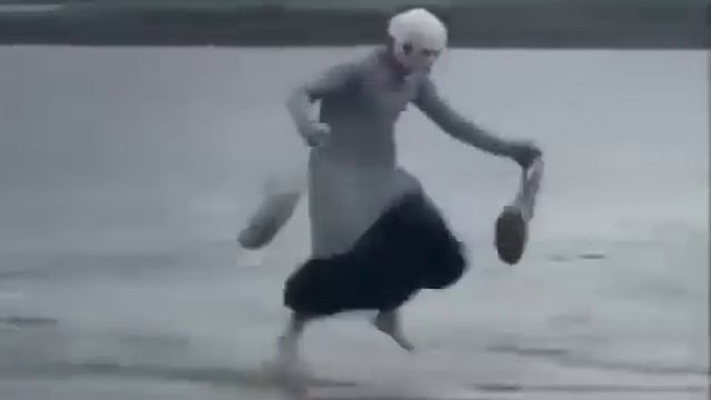 Бабка с покупками бежит по воде   Расширенная версия