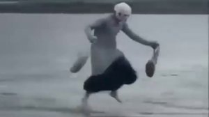 Бабка с покупками бежит по воде   Расширенная версия