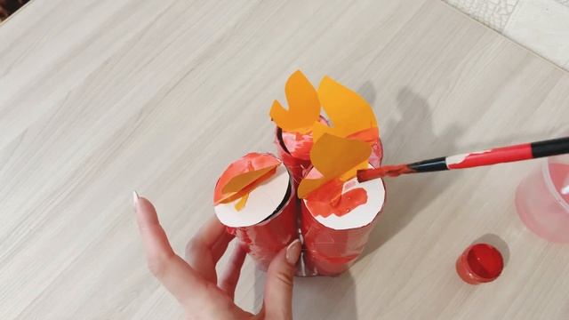ЛЕГКО СДЕЛАТЬ. Новогодняя композиция СВЕЧИ своими руками из картонных втулок. Как сделать подарок смотреть онлайн