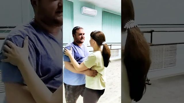 Парная БАЧАТА. Простые базовые движения. Танцевальная тренировка. Социальные танцы(Bachata) смотреть онлайн