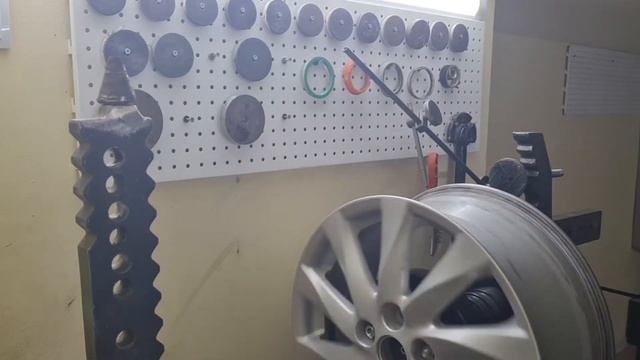 Правка обычных вмятин на оригинальных дисках Мазда 6 в Чебоксарах. смотреть онлайн