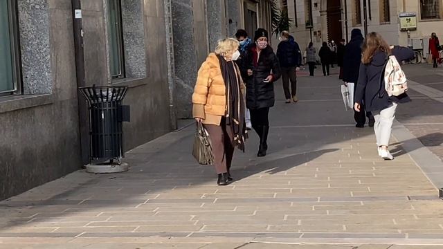 Стритстайл: Италия, холодно: шубы, тёплые брюки, шапки, головные уборы смотреть онлайн