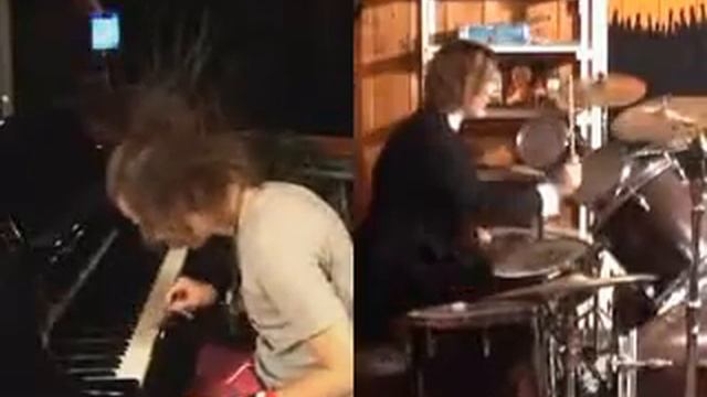 Pianist za barabannoj ustanovkoj,a udarnik za fortepiano_D.flv смотреть онлайн
