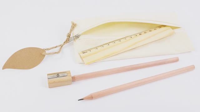 Канцелярский набор SUIT линейка, 2 карандаша, точилка в тканевом пенале смотреть онлайн