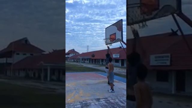 Basketball for fun ( Two handed dunk slow-mo) смотреть онлайн