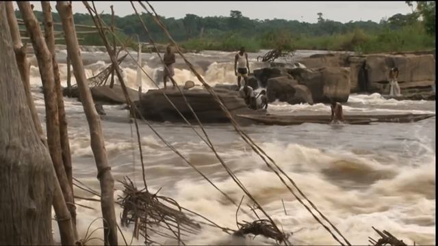 Congo : Il n'y a pas de route, il ne reste que l'avion ou le bateau | Les routes de l'impossible смотреть онлайн