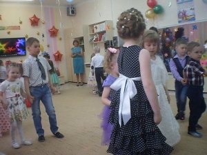 Танец выпускников с малышами Вы без нас тут не грустите.