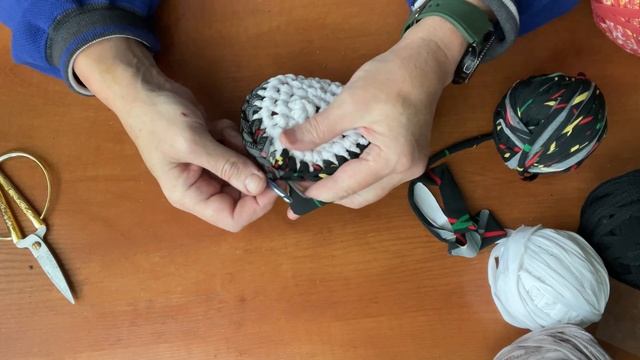 Из старых трикотажных вещей связала подушку-валик. смотреть онлайн