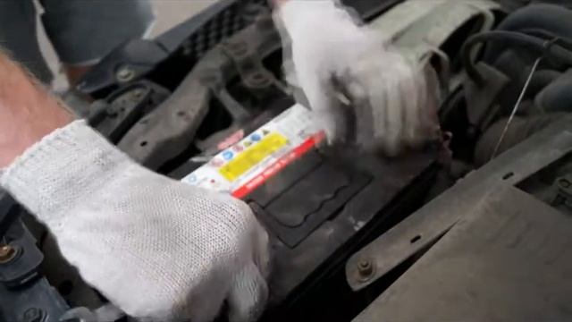 Замена аккумулятора Pontiac Vibe | Toyota Matrix | Toyota Voltz смотреть онлайн