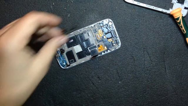 Своими руками: Замена дисплея Samsung Galaxy S4 mini Duos смотреть онлайн