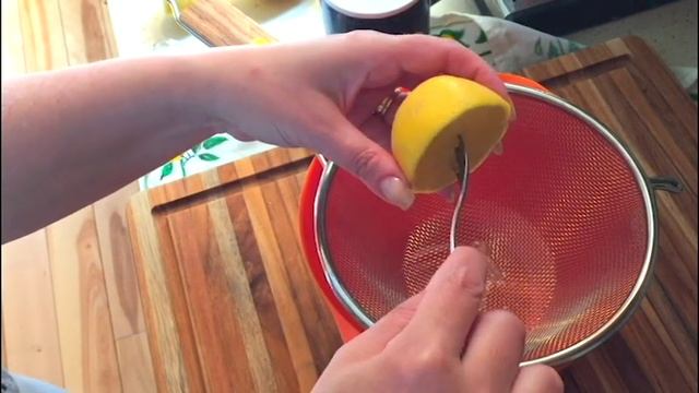 How to Juice a Lemon by Hand Using a Fork, KITCHEN BASICS смотреть онлайн