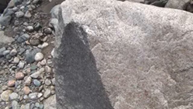 2 3 Потихонечку мою камушки на речке