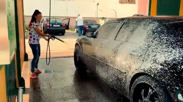 Денис научился мыть машину! Видео для детей Funny kids | DenLion смотреть онлайн