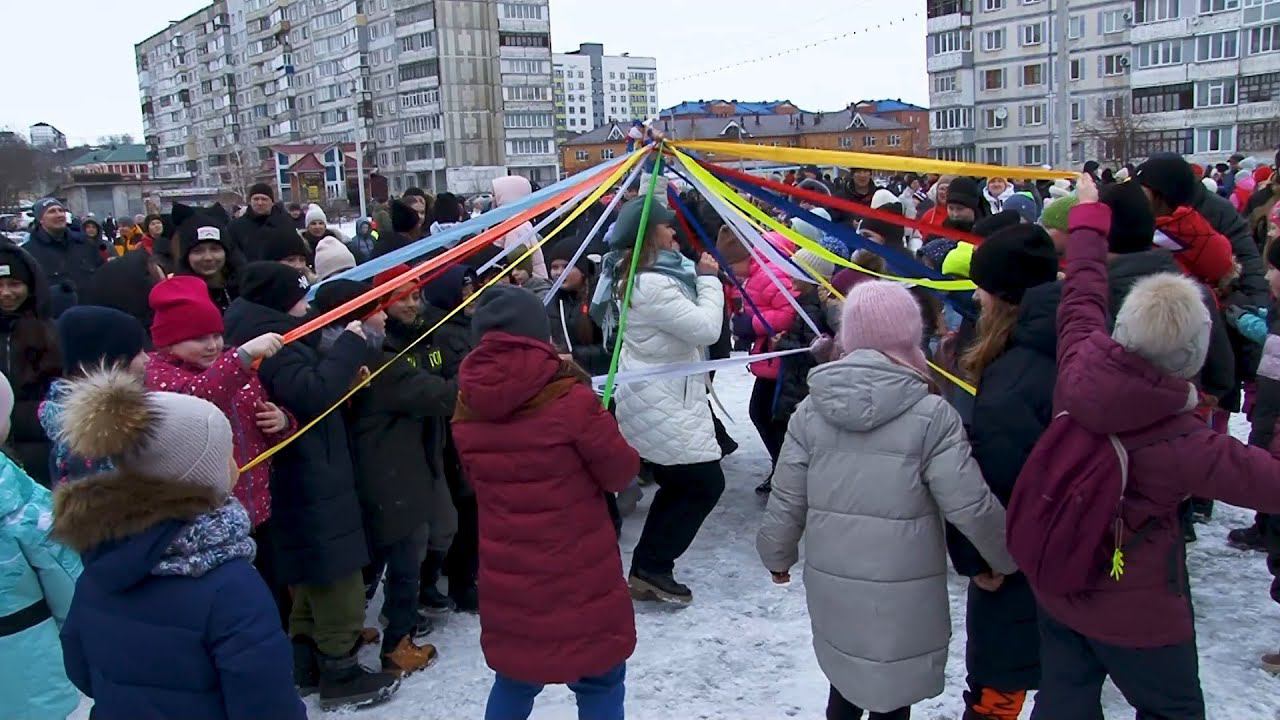 На стадионе школы № 1 Бийска весело и вкусно проводили зиму ("Будни",18.03.24г.,Бийское телевидение) смотреть онлайн