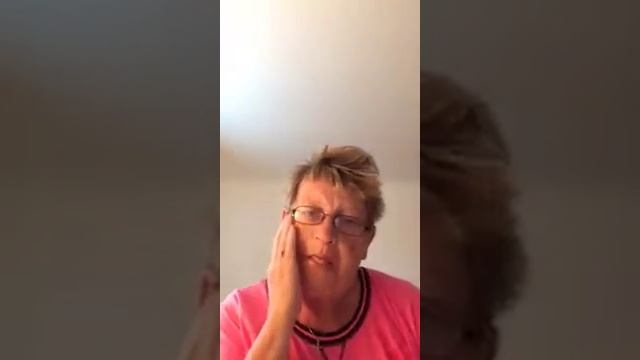 Бабушка развеселила публику, сделав подтяжку лица скочтем смотреть онлайн