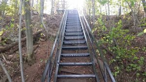 Выполнение лестницы к реке с особыми сложностями