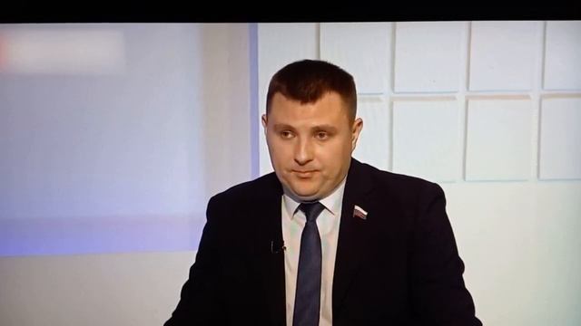 Воронежский депутат в ступоре после вопроса ведущей о новогодней ёлке за 65 миллионов