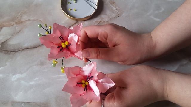 Лилии из лент на шпильке Свадебное украшение в прическу МК Wedding Lilies DIY смотреть онлайн