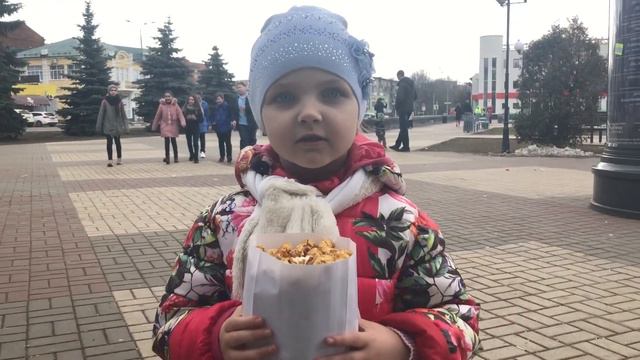 ВЫХОДНОЙ. Помогаем МАМЕ в саду / КАТЯ и ПАПА едут в КИНО на Мультфильмы смотреть онлайн