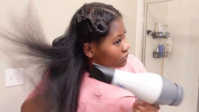 Straightening My Hair Using Amika Products смотреть онлайн