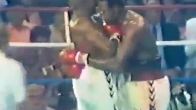 Ali выдерживает удар Earnie Shaver, нежели Larry Holmes. смотреть онлайн