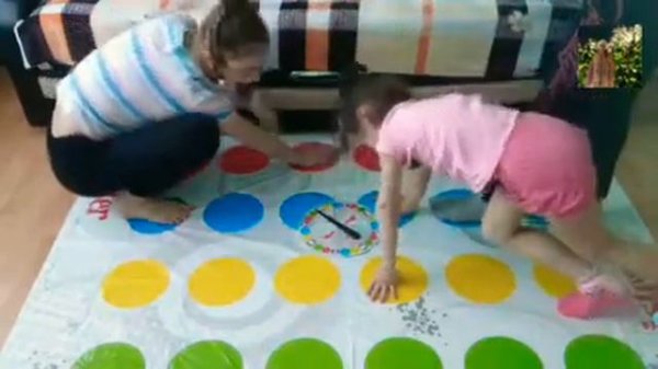 Играем в  TWISTER ! Кто выиграл !? Кто счастливчик 🐼