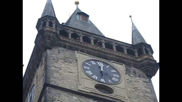 Астрономические часы в Чехии - бой с представлением (12 00) смотреть онлайн