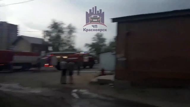 Возле Сопки в Красноярске сгорел автосервис смотреть онлайн