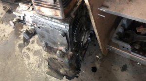 Мерседес Актрос. Проблема с задней плитой двигателя. Компрессор  стучит, гонит масло.