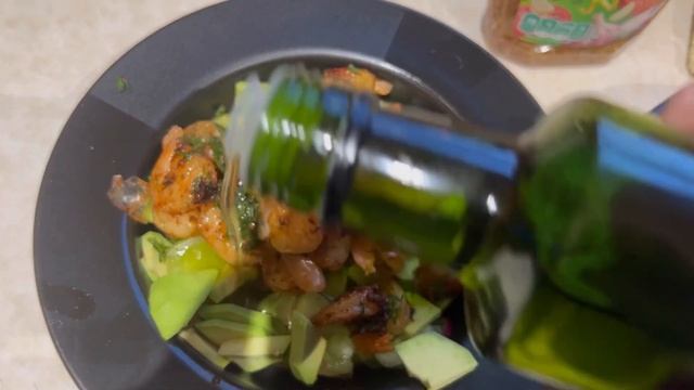 Салат с креветками / Вкусный салат с креветками / Рецепт вкусного салата с креветками смотреть онлайн
