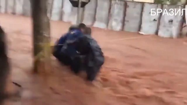 Бразилия тонет!Потоп начинается -вместо дорог реки. Brazil is drowning! instead of the river roads смотреть онлайн