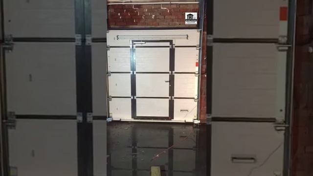 Секционные ворота с калиткой