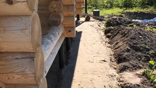 СТРОИТЕЛЬСТВО БАНИ ИЗ ОЦИЛИНДРОВАННОГО БРЕВНА НА ВИНТОВЫХ СВАЯХ СВОИМИ РУКАМИ Ч.2 смотреть онлайн