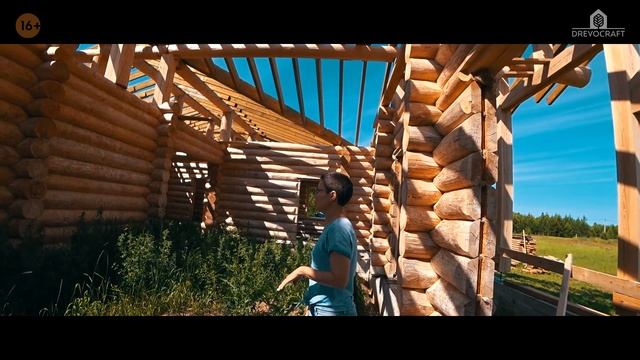 Аккуратный бревенчатый дом с великолепным фронтоном из бруса. Первый этап стройки. смотреть онлайн
